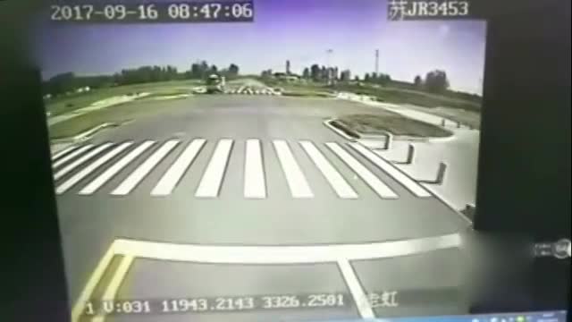 轿车与卡车碰撞 被顶行数米撞上公交