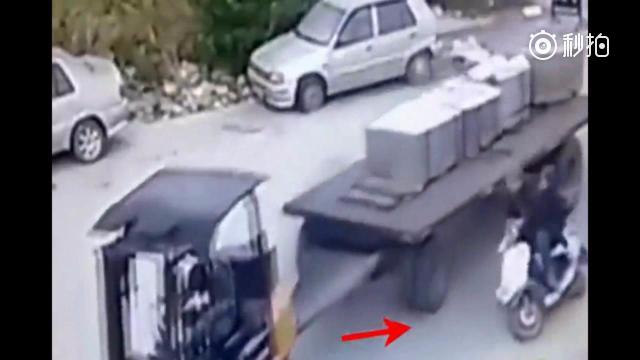 老爷爷骑电动车带着孙子回家，突然发生的这一幕。