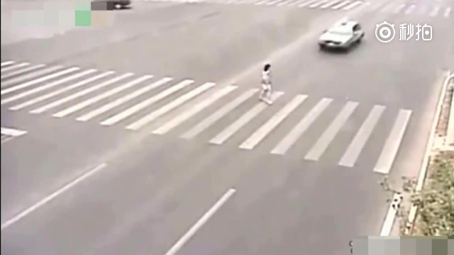 出租车明明能躲开，却视而不见，监控拍下这样的一幕！