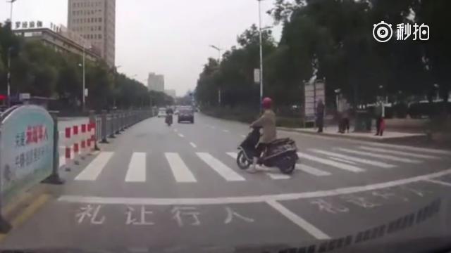 电动车任性变道，记录仪拍下这惊心瞬间