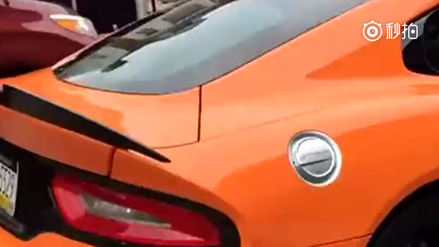 男子追美女被嫌弃穷，男子一个电话叫来一百辆兰博基尼跑车