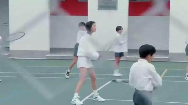 且不说袁咏仪的神颜，就那一双美腿，被称为“靓靓”就无人反驳