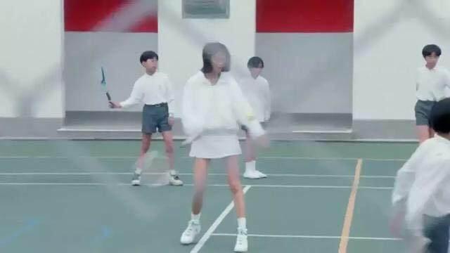 且不说袁咏仪的神颜，就那一双美腿，被称为“靓靓”就无人反驳