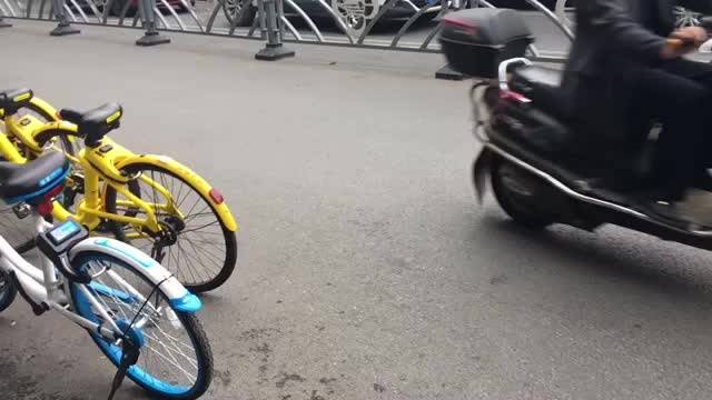 桂林爆料 要是不把你们丢路边，我怎么收电动车停车费  一辆一块一天好几百...