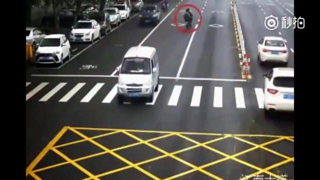 电动车明目张胆的逆行，监控拍下让家人崩溃的一幕啊！