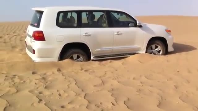 SUV沙地遭遇陷车，司机不愿放弃，看看司机是如何自救的！