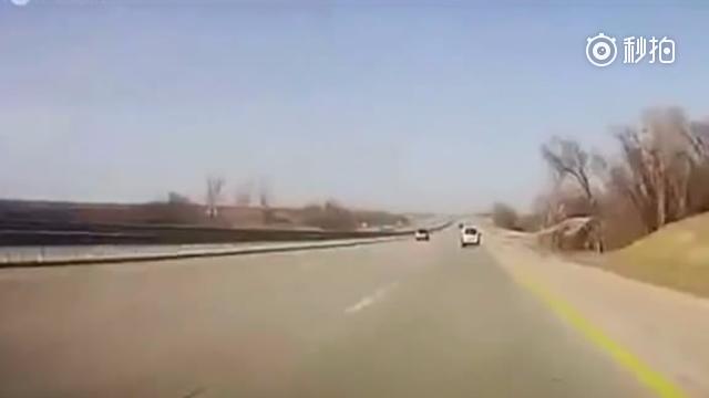 蹲在高速公路上修车，被一辆黑色的SUV撞成废铁