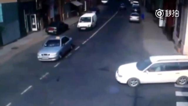 出租车挥手让先过，车主还以为遇到好人了