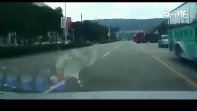 三辆大卡车突然同时出现，小轿车司机命悬一线 ！