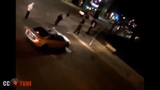 出租车被众人围住，司机做出疯狂的事！
