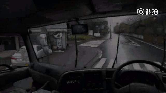 驾驶室实拍，日本司机驾驶卡车行驶在公路上