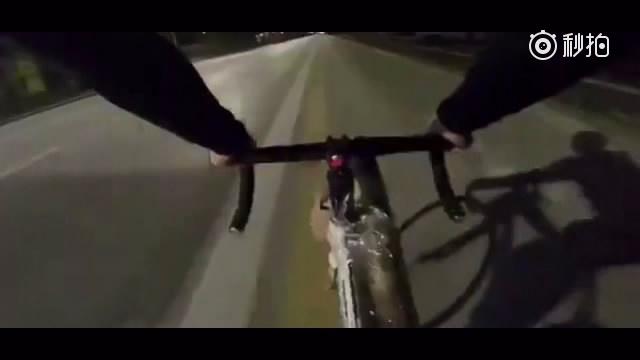 小哥骑着车遇到骑摩托车的两男子挑衅，结果小哥用冲天炮疯狂报复