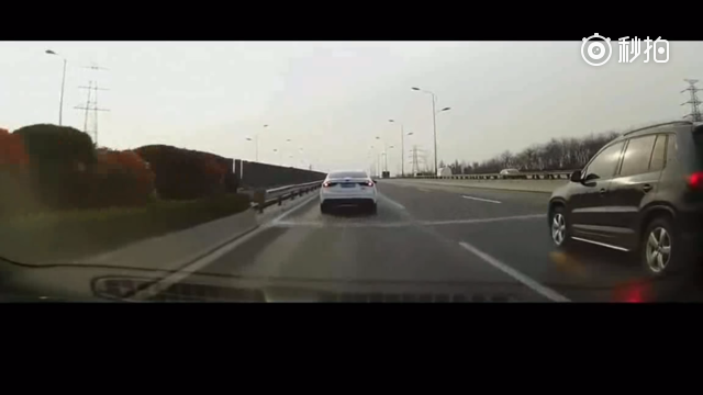 前方白色轿车突然急刹车，原来在快车道冲出逆行老年人电动车