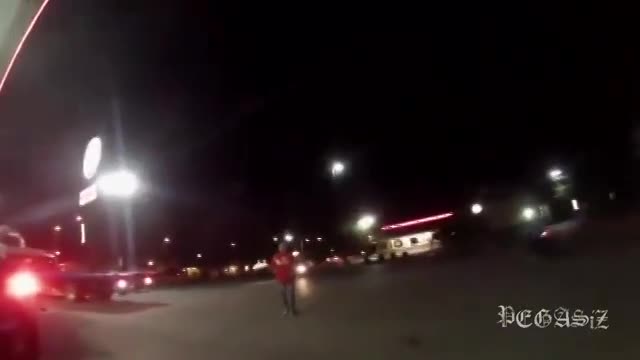 加油站惊险一幕，司机疯狂驾驶吓坏众人！