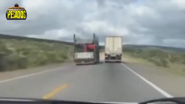 大货车司机开车斗气，疯狂恶意逼车，要人命啊！