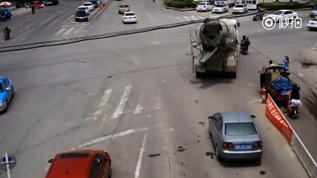 油罐车实力碾压电动车并放狠话:谁让你乱闯！