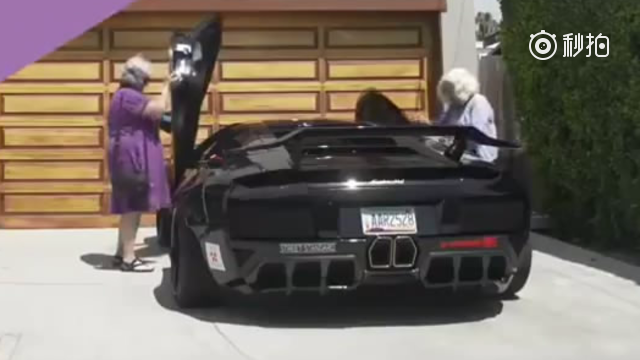 老奶奶开跑车上路，引围观