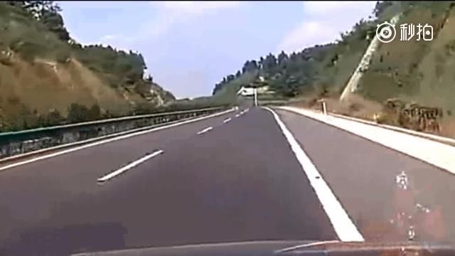 行车记录仪：老爸高速开车睡着冲出护栏，坐在后排的女儿疯狂叫爸