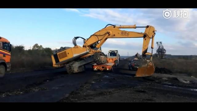 实拍利勃海尔大挖机运输过程，原来是这样上大卡车的