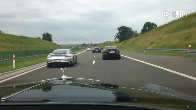 劳斯莱斯的加速到底有多快，看它超的这些跑车就知道了