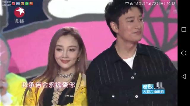 李小璐贾乃亮合唱《全部都是你》满屏的尴尬,