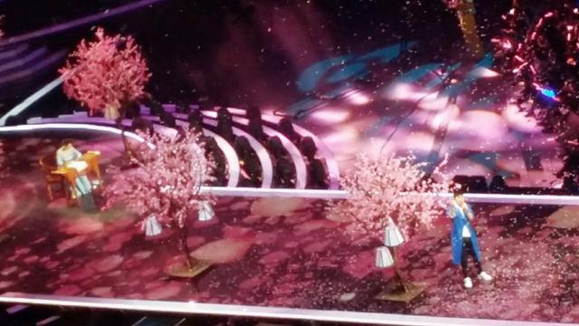 杨幂跨年没唱没跳,出其不意坐着以一首字博得