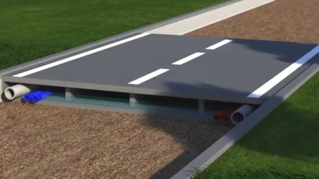 这国家用塑料建公路，比柏油马路寿命长，不怕卡车压  ​