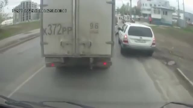 SUV强行加塞，大货车就是不让，接下来的场景让司机乐坏了！