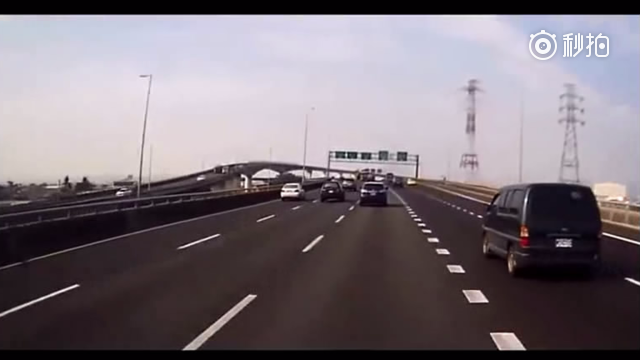 SUV高速出口急刹停车，还好大货车的处理及时，不然结局太惨
