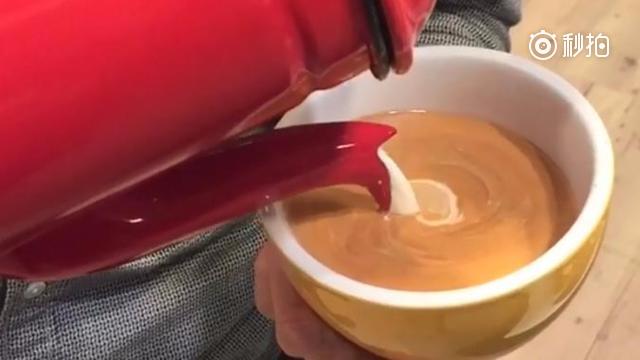 小哥现场做拉花,最终效果超惊艳!