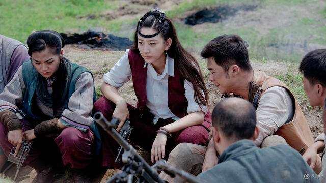 美艳女土匪,率众攻破村庄,疯狂叫嚣:斩草除根!一个也不准放过