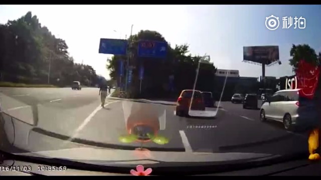 suv违章变道，撞上电动车发生惨烈车祸