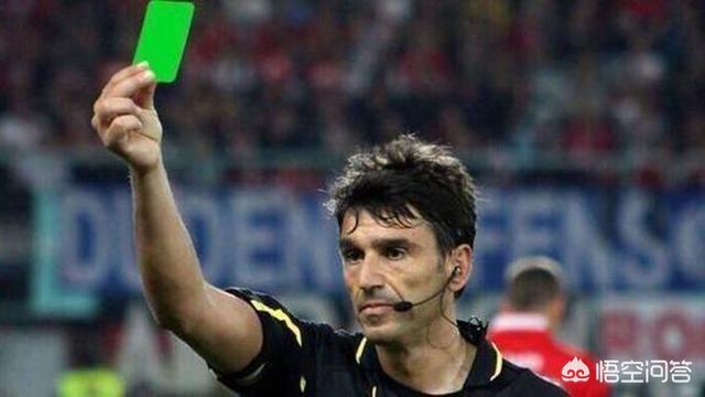 足球场上的绿牌是为何物?裁判什么时候可以