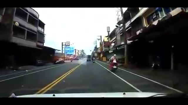 电动车一路蛇行，盲目逆向超车，恐怖的一幕发生了！