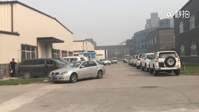老板把自己的改装车吹得天花乱坠，顾客一看一指一说老板沉默了
