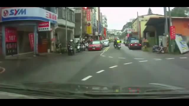 电动车闯红灯，没想到转角遇到警察，后悔都来不及！