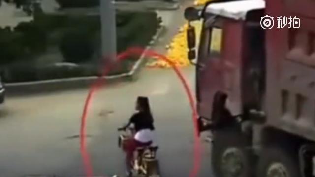 电动车女子看了一眼大货车，以为会让他，结果惨不忍睹！