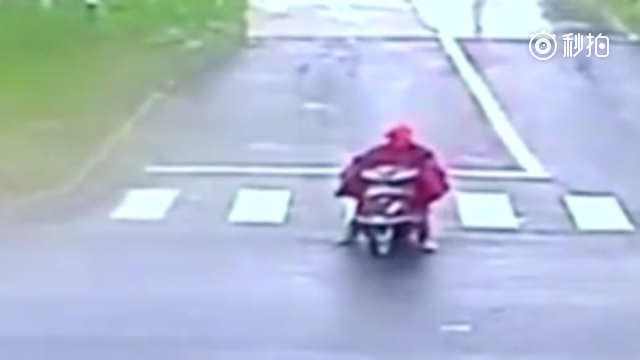 电动车司机发现不对劲，丢车就跑，面包车和货车被摧毁