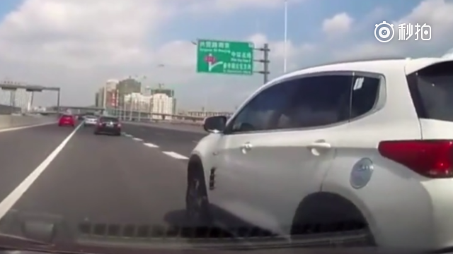 SUV连续别车2次，以为轿车是怂货，5秒后他就后悔了