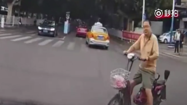 电动车见缝就钻，被两辆车夹在中间，记录仪拍下他无奈一幕