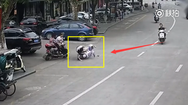电动车女子怎么也没想到，会被逆行车猛烈撞翻