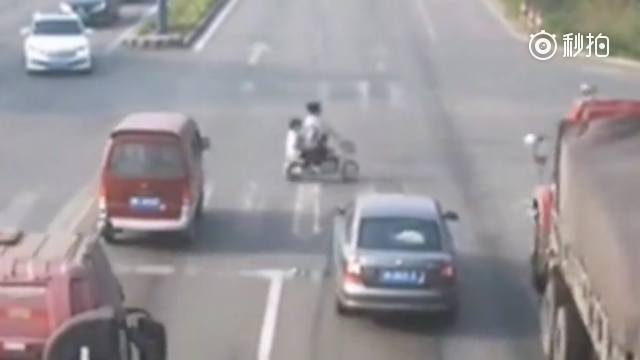 母女2人骑电动车闯红灯，连躲2辆车，你以为这就结束了？