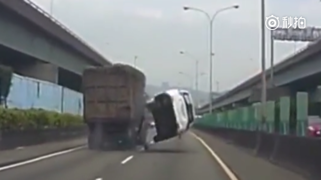 SUV司机追尾大货车，瞬间“起飞”，行车记录仪拍这惨烈一幕