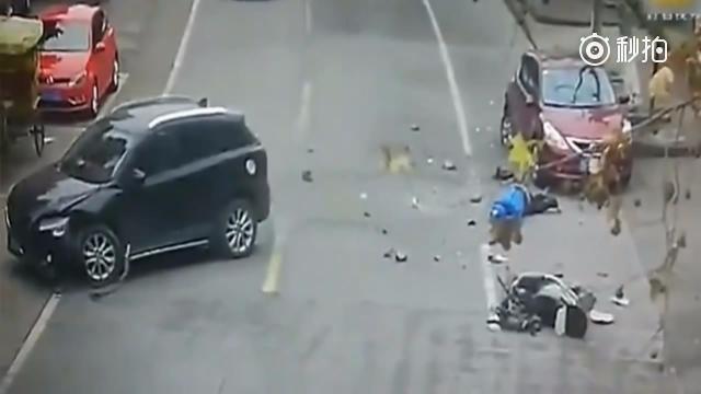 车祸:男子骑电动车拼命躲开逆行的汽车，没想到结局还是悲剧！