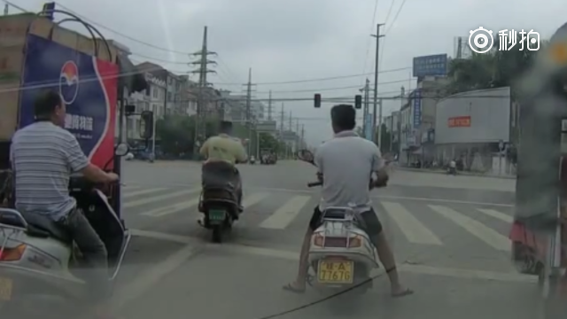 电动车嚣张挡道，按喇叭后他扭头骂我傻x，脾气不好想下去搞他