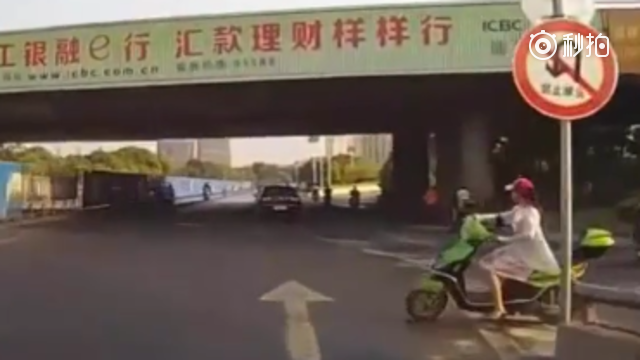 禁止掉头那么大一个标志，电动车女生完全无视，接着报应立刻来了