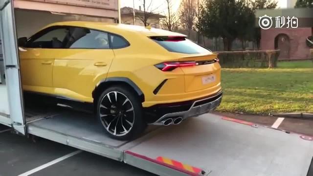 买的全新兰博基尼SUV到货了，开出运输车顿时让法拉利看慌