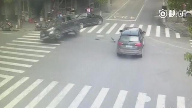 两车在路口发生碰撞，SUV被奥迪直接撞翻