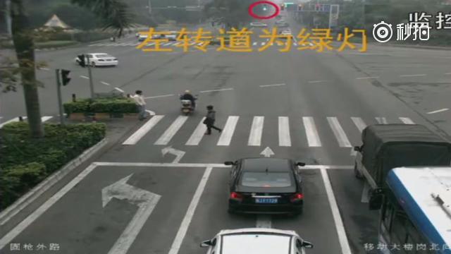 电动车十字路口任性闯红灯，和左转的摩托车发生碰撞