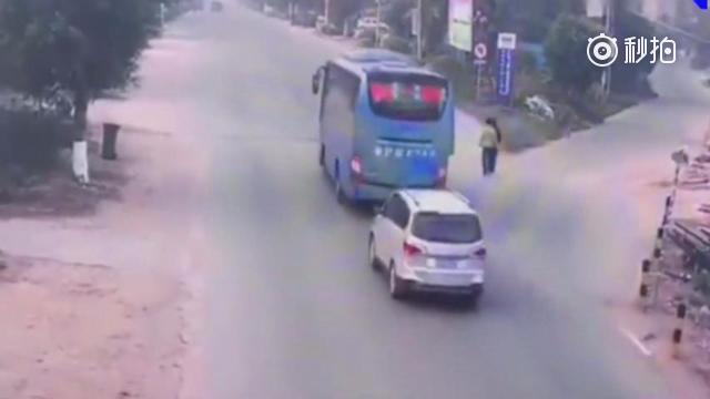 电动车突然左转，对面轿车看不到的“鬼探头”